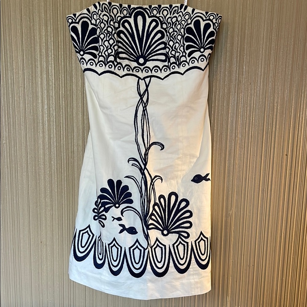 Lilly Pulitzer White and Navy Blue Embroidered strapless Dress size 2